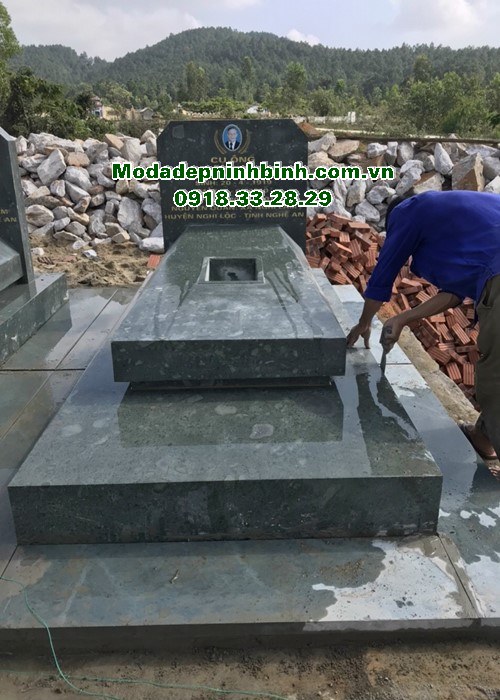 Mộ tam cấp đá xanh rêu lắp đặt tại Quảng Bình
